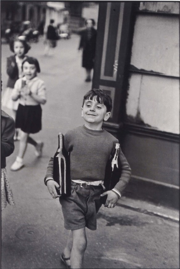 Rue Mouffetard, Paris. Provisiones del domingo a la mañana. Cartier Bresson